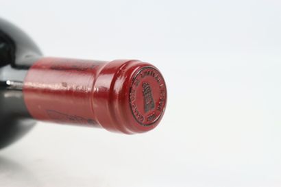 1 bouteille de PAUILLAC 1990 du Château LATOUR,...