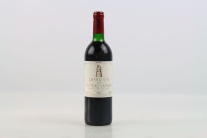 1 bouteille de PAUILLAC 1990 du Château LATOUR,...