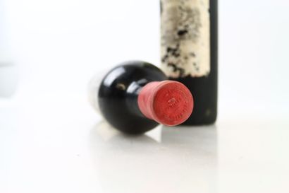 Réunion de 2 bouteilles de PAUILLAC de CARRUADES...