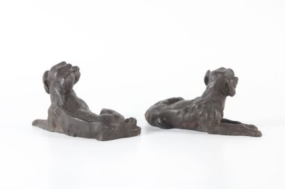 Paire d'épagneuls couchés en bronze patiné...