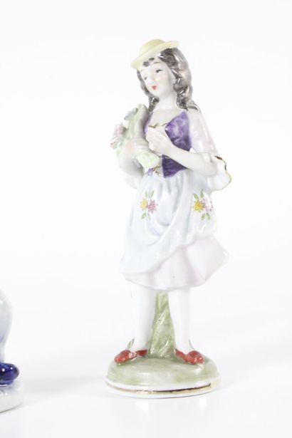 Réunion de sujets en porcelaine émaillées...