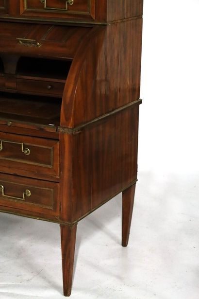 Mahogany-veneered cylinder desk, opening...