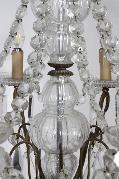 Lustre en bronze à sept bras de lumières...