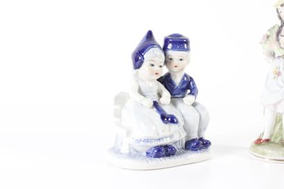Réunion de sujets en porcelaine émaillées...
