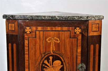 Exotic wood and fruitwood veneer inset, opening...