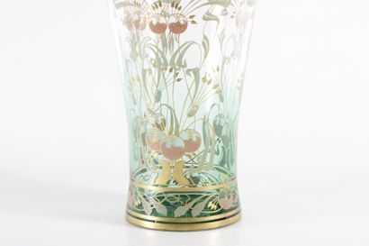 Grand vase en verre émaillé à décor floral...