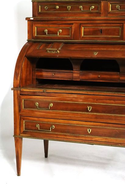 Mahogany-veneered cylinder desk, opening...