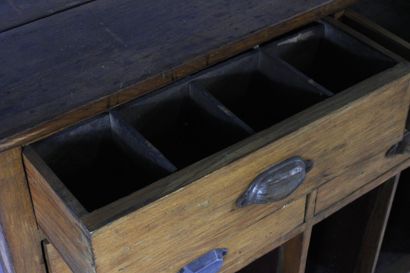 Meuble de métier en chêne ouvrant par 12...