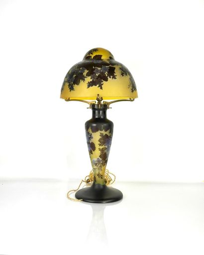 École du XXe siècle. 
Lampe de salon en verre...