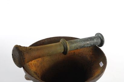 Mortier et pilon en fonte
H_ 21 cm D_ 25...