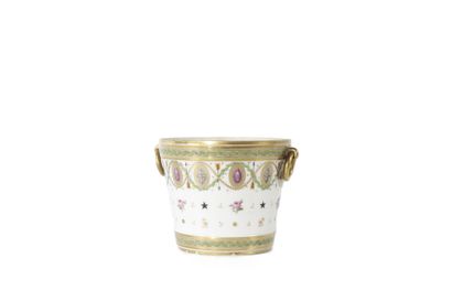 Paris porcelain cache-pot with polychrome...