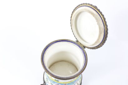 LONGWY
Pot à tabac en céramique émaillée...