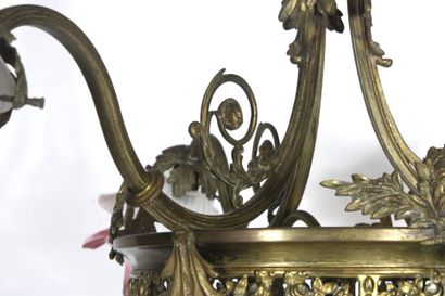 Petit lustre corbeille en bronze doré à trois...