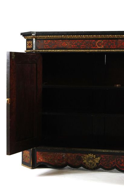 Console en bois noircit et décor rouge ouvrant...