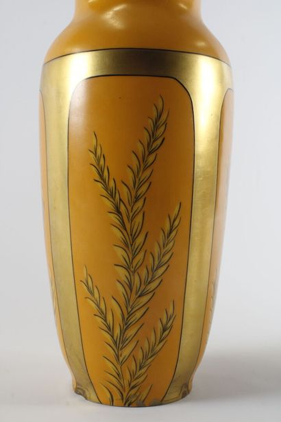 Paire de vase en porcelaine orange, à décor...