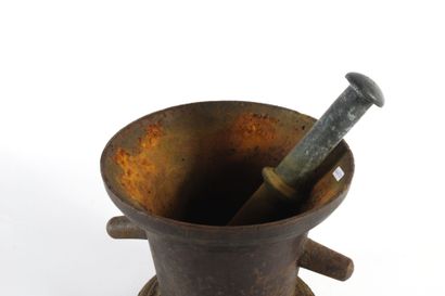 Mortier et pilon en fonte
H_ 21 cm D_ 25...
