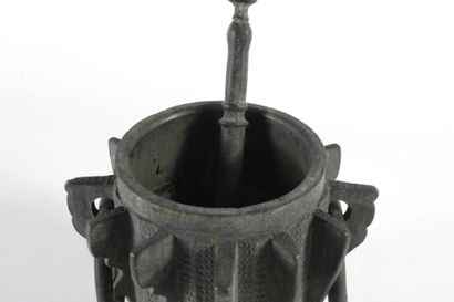 Mortier et pilon en bronze à décor de chevrons.
H_...