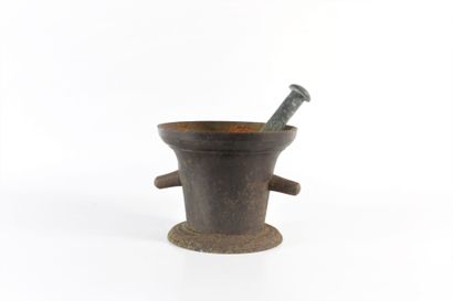 Mortier et pilon en fonte
H_ 21 cm D_ 25...