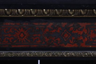 Console en bois noircit et décor rouge ouvrant...