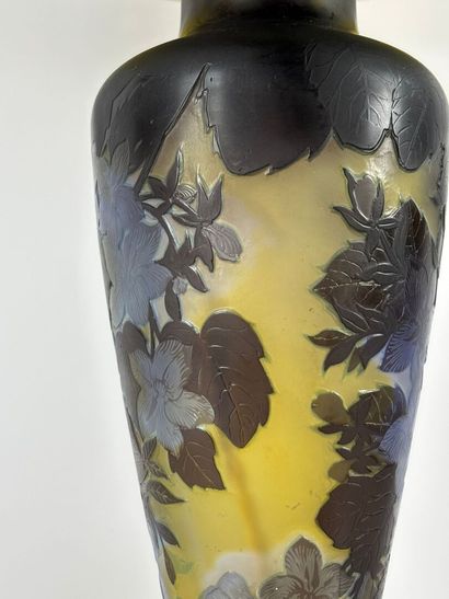 École du XXe siècle. 
Lampe de salon en verre...