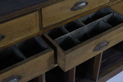 Meuble de métier en chêne ouvrant par 12...