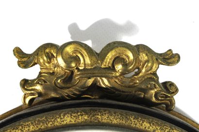 Petit miroir sorcière dans un encadrement...