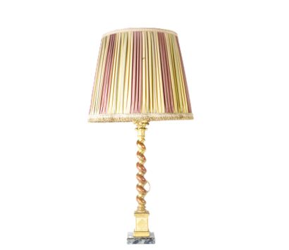 Lampe en bois sculpté et doré. 
Travail de...