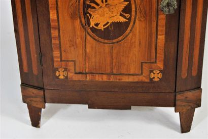 Exotic wood and fruitwood veneer inset, opening...