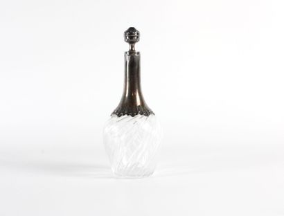 Carafe en cristal taillé et monture en métal...