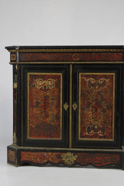 Console en bois noircit et décor rouge ouvrant...
