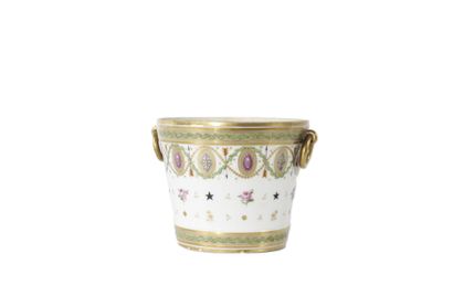 Paris porcelain cache-pot with polychrome...