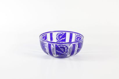 Coupe en cristal taillé et teinté bleu, à...