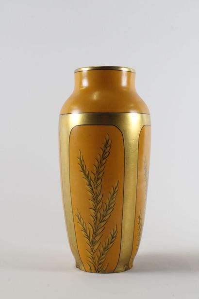 Paire de vase en porcelaine orange, à décor...