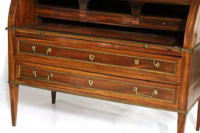 Mahogany-veneered cylinder desk, opening...