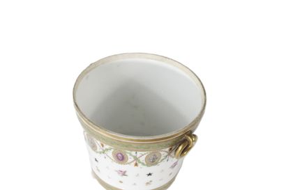 Paris porcelain cache-pot with polychrome...