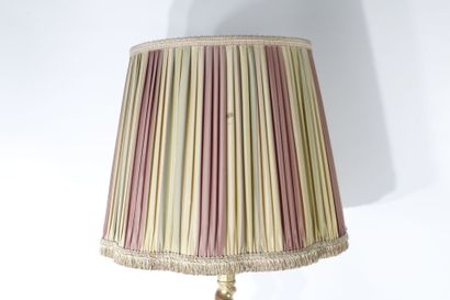 Lampe en bois sculpté et doré. 
Travail de...