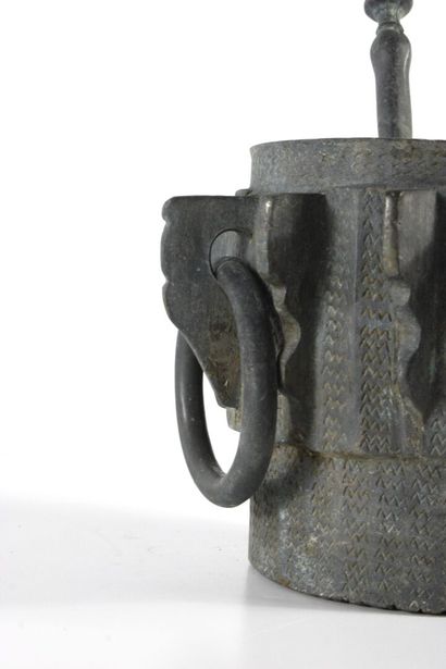 Mortier et pilon en bronze à décor de chevrons.
H_...