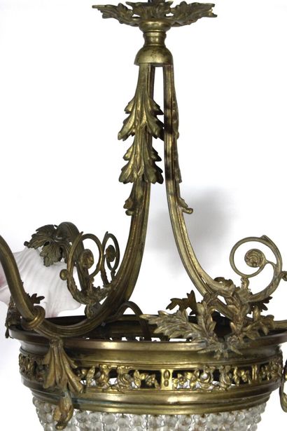 Petit lustre corbeille en bronze doré à trois...