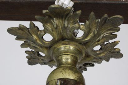 Petit lustre corbeille en bronze doré à trois...
