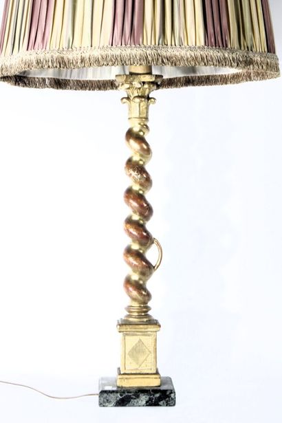 Lampe en bois sculpté et doré. 
Travail de...