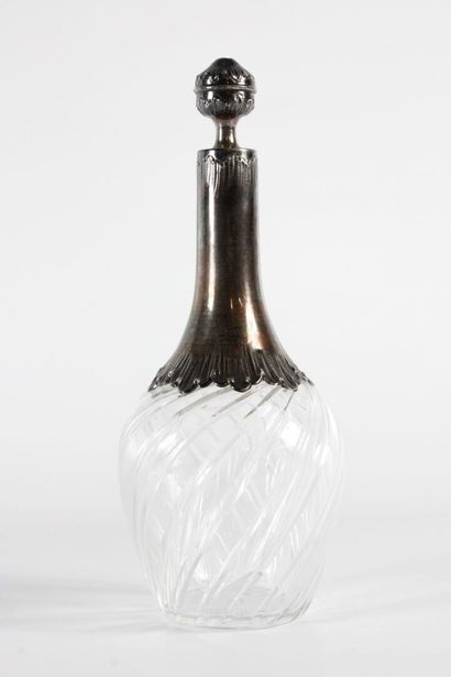 Carafe en cristal taillé et monture en métal...