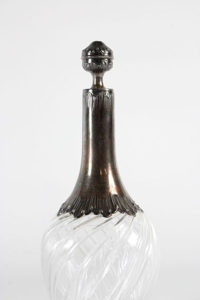 Carafe en cristal taillé et monture en métal...