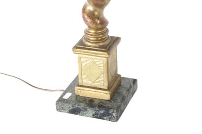 Lampe en bois sculpté et doré. 
Travail de...