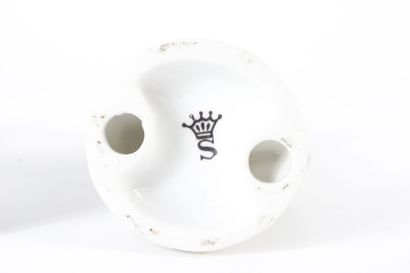 Réunion de sujets en porcelaine émaillées...