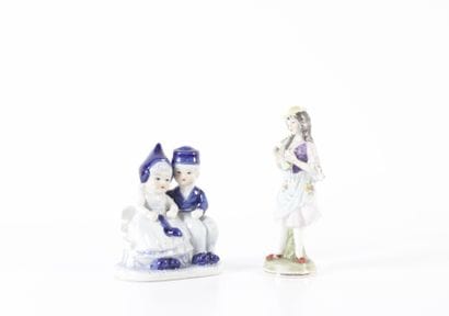 Réunion de sujets en porcelaine émaillées...