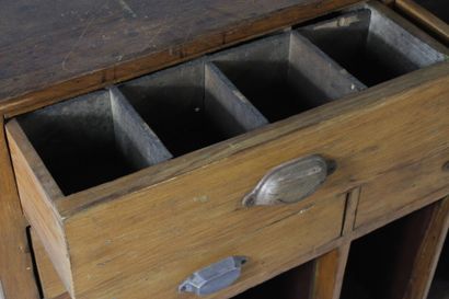 Meuble de métier en chêne ouvrant par 12...