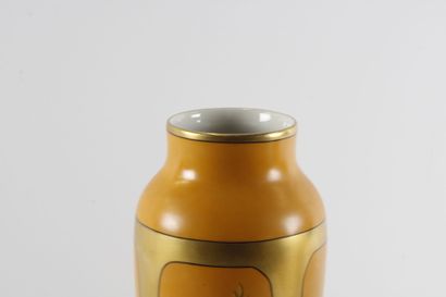 Paire de vase en porcelaine orange, à décor...