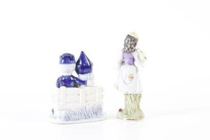 Réunion de sujets en porcelaine émaillées...