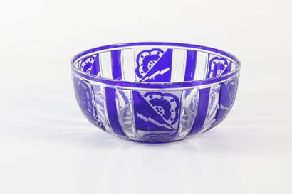 Coupe en cristal taillé et teinté bleu, à...