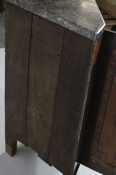 Exotic wood and fruitwood veneer inset, opening...
